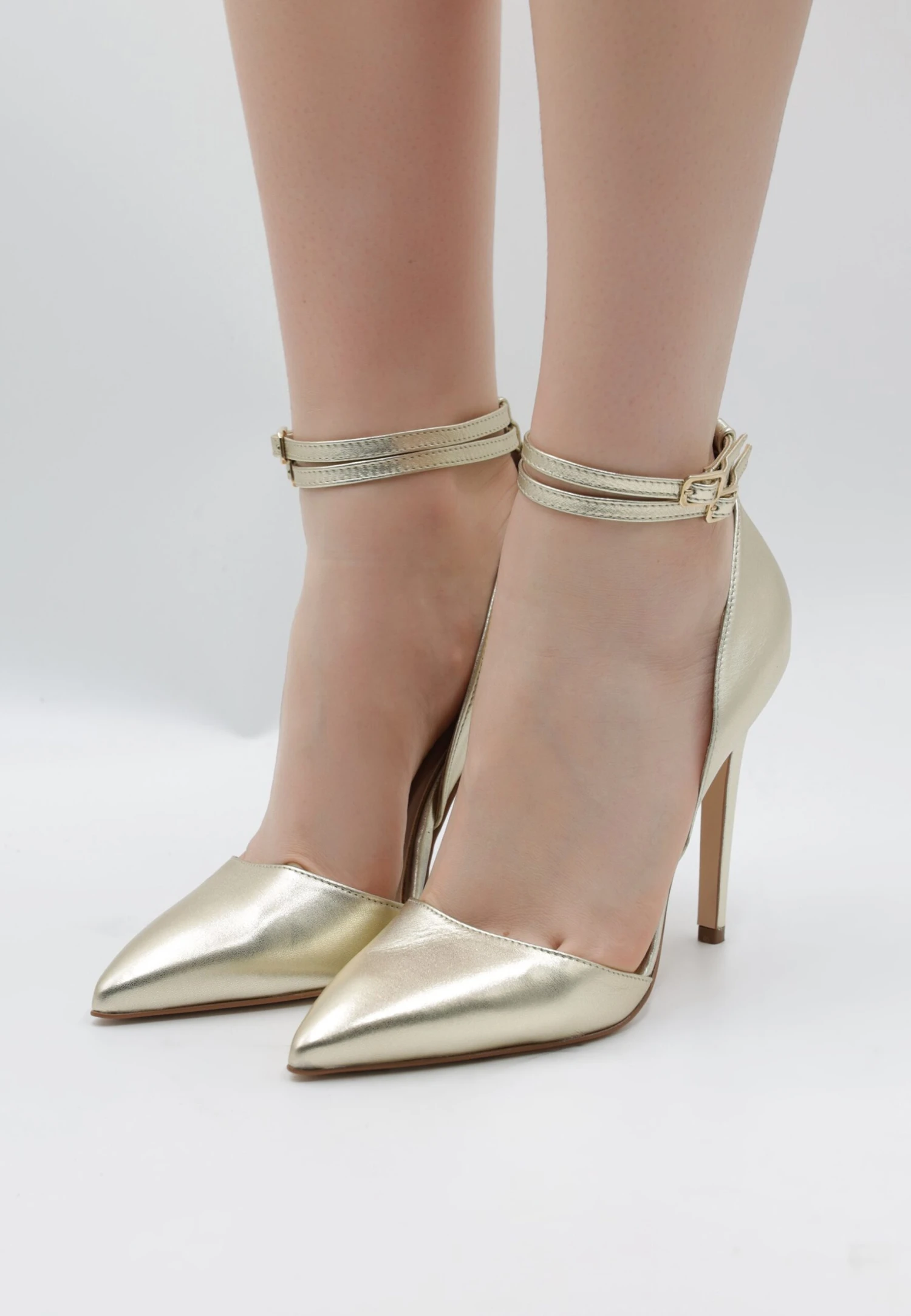 Faina Caspio - Hoge Hakken - Gold 1 Faina Caspio - Hoge Hakken - Gold